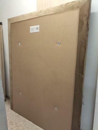 Base tapizada beige y marrón