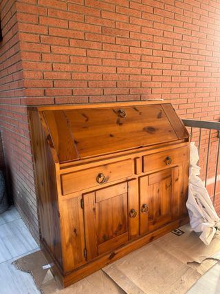 Escritorio madera de pino con cajones y puertas
