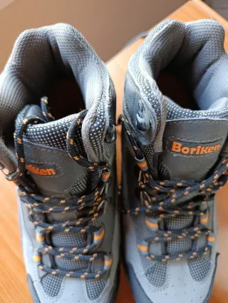 Botas de montaña Boriken grises y naranjas