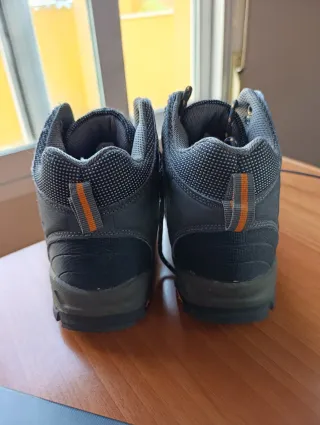 Botas de montaña Boriken grises y naranjas