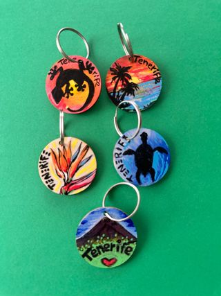 Llaveros de madera pintados a mano.