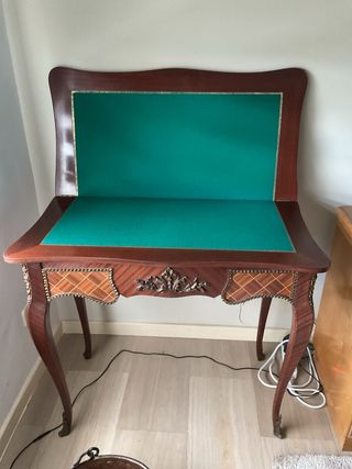 Mesa de juego antigua , plegable, tapizada.