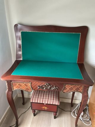 Mesa de juego antigua , plegable, tapizada.