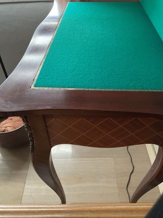 Mesa de juego antigua , plegable, tapizada.