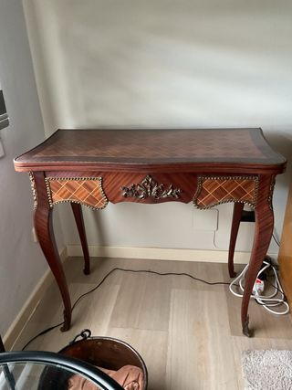 Mesa de juego antigua , plegable, tapizada.