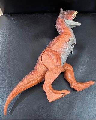 Carnotauro de juguete marrón