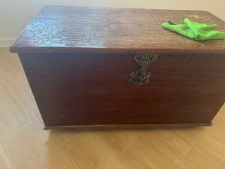 Baúl de madera tallada antiguo