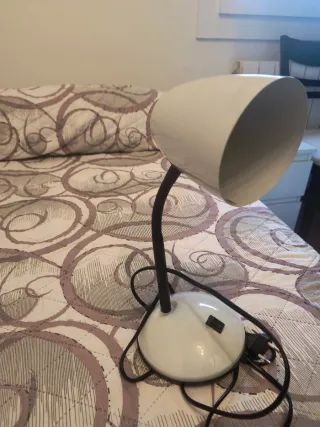 Lámpara flexo blanca y negra de metal y plástico