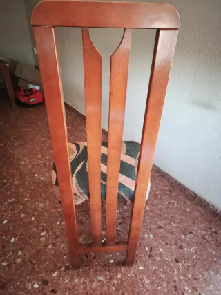 Mesa y 6 sillas de madera y tela