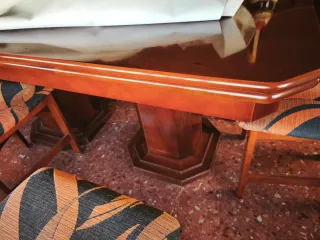 Mesa y 6 sillas de madera y tela