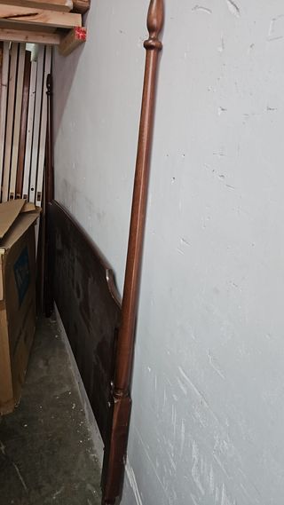 Cabezal de cama antiguo de madera