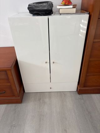 Mueble de baño blanco y madera