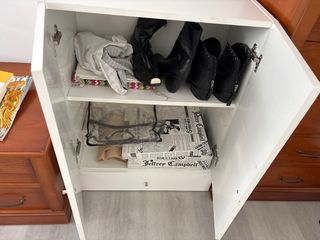 Mueble de baño blanco y madera