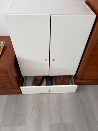 Mueble de baño blanco y madera