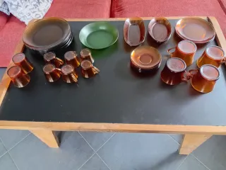 Platos y tazas Duralex vidrio ámbar y verde