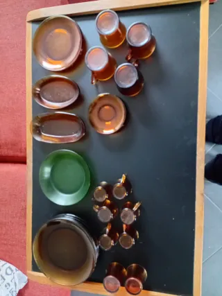 Platos y tazas Duralex vidrio ámbar y verde