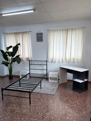 OFERTA!!! Habitación: Cama, mesitas y escritorio