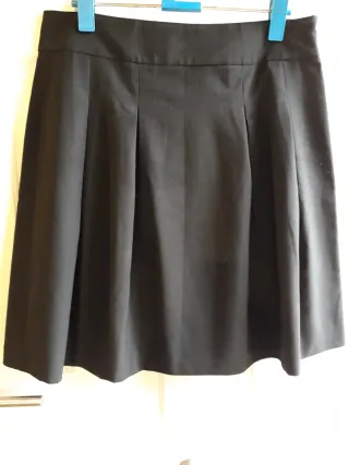 Falda negra con cremallera y pliegues