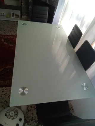Mesa de comedor de cristal con patas de metal