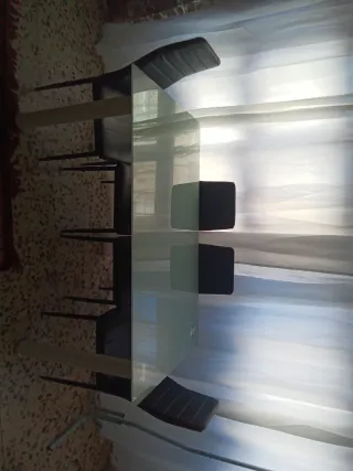 Mesa de comedor de cristal con patas de metal