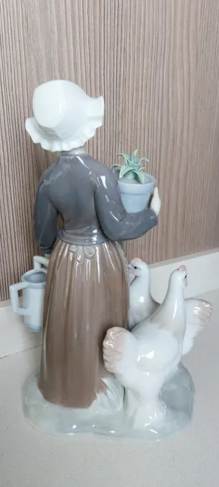 Figura Lladró Jardineríta con gallinas.