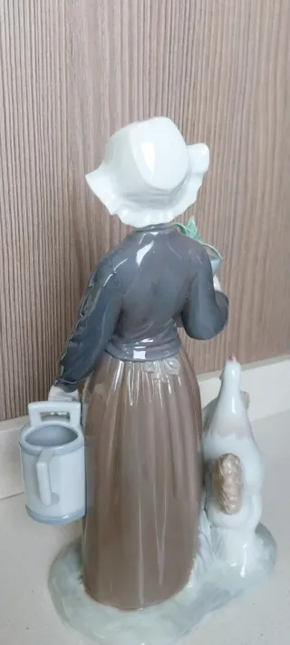 Figura Lladró Jardineríta con gallinas.