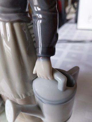 Figura Lladró Jardineríta con gallinas.