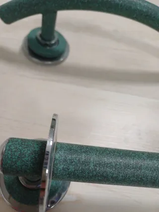 Accesorios de baño verdes y plateados