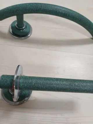 Accesorios de baño verdes y plateados