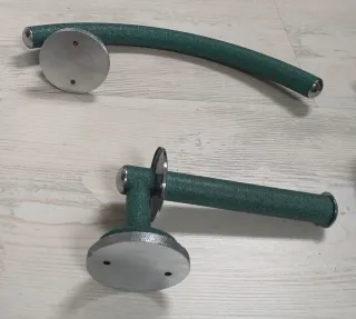 Accesorios de baño verdes y plateados