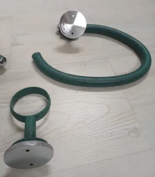 Accesorios de baño verdes y plateados
