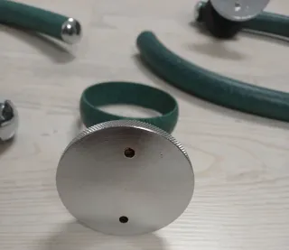 Accesorios de baño verdes y plateados