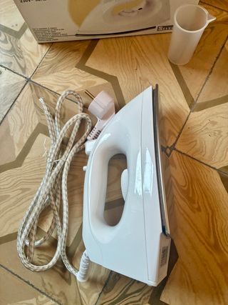 Plancha de ropa blanca
