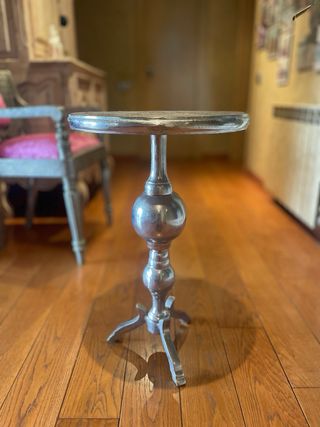 Mesita auxiliar de hierro plateado.