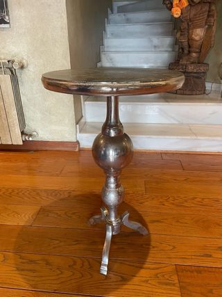 Mesita auxiliar de hierro plateado.