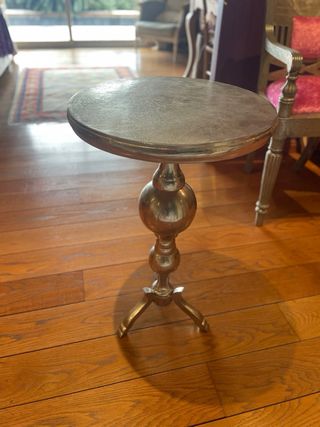 Mesita auxiliar de hierro plateado.