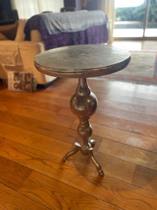 Mesita auxiliar de hierro plateado.