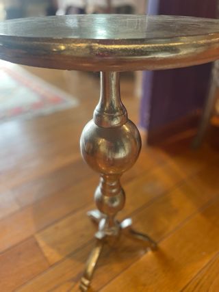 Mesita auxiliar de hierro plateado.