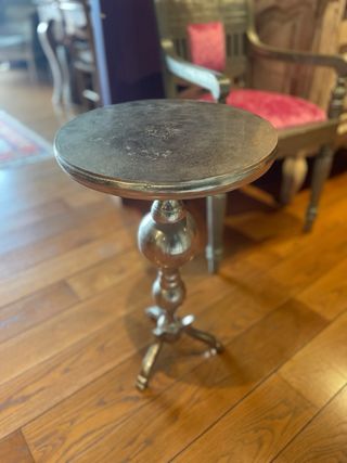 Mesita auxiliar de hierro plateado.