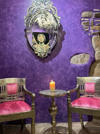 Mesita auxiliar de hierro plateado.