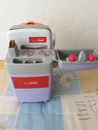 Cocina de juguete con maleta