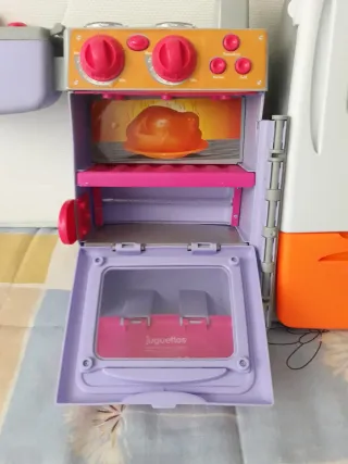 Cocina de juguete con maleta