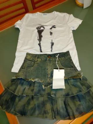 Falda vaquera y camiseta mujer