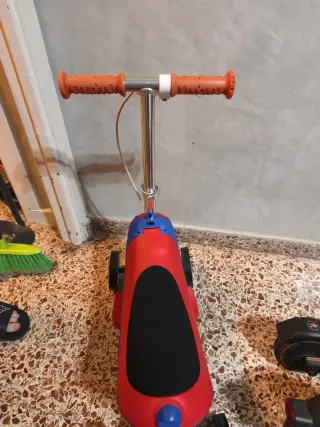 Patinete infantil rojo y azul