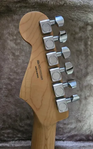 Fender Player Stratocaster MN HSS 3 Tone Sunburst