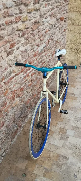 Bicicleta Fixie Color blanca Ruedas Azules