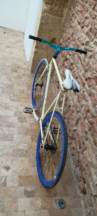 Bicicleta Fixie Color blanca Ruedas Azules