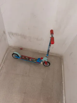 Patinete infantil con diseño de superhéroes