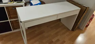 Scrivania bianca con due cassetti