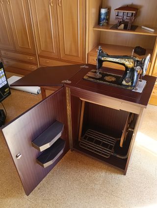 Máquina de coser Singer 1896 con mueble original